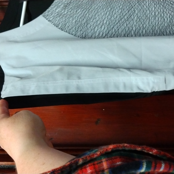 VIDA Geometric Top - Picture 3 of 7